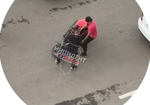 Водитель избил курьера на парковке в Кемерове