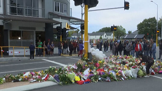 Цветы и свечи в память о жертвах стрельбы в Крайстчерче