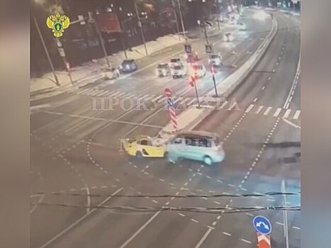 Подросток пострадал в аварии с участием такси и минивэна на западе Москвы