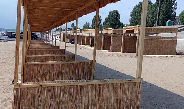 Вандалы в ночь на 15 июля сломали зонт и навес на пляже на Сарпинском