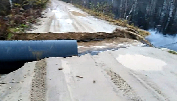 В Карелии на глазах у автолюбителей смыло остатки дороги. Видео