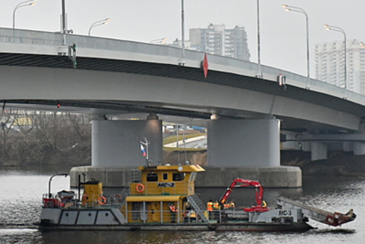 Работы по строительству моста через затон Новинки в Москве выполнены более чем на треть