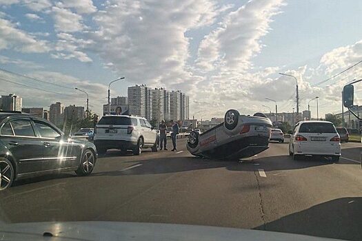 Возле ТРЦ «Планета» перевернулся автомобиль