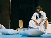 Спектакль «Ва-Ва» идет в сопровождении оскароносного американского фильма «Сотворившая чудо»