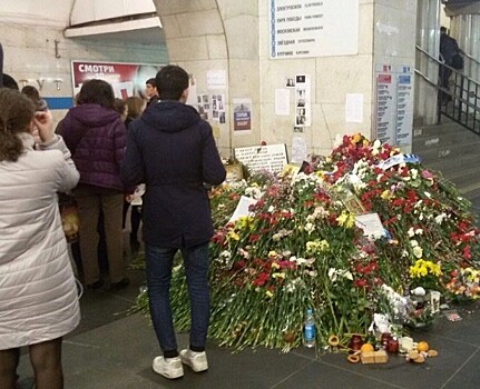 Вторая годовщина теракта в метро: петербуржцы принесли на станцию «Технологический институт» цветы