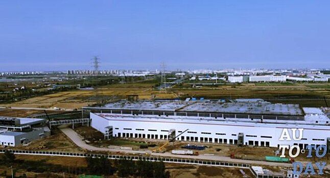 Tesla устанавливает оборудование на китайской Гигафабрике