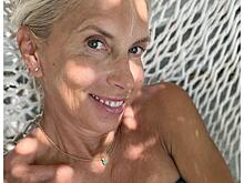 Алёна Свиридова похвасталась фигурой в купальнике