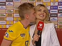 Футболист в прямом эфире поцеловал журналистку