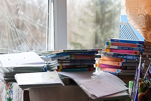 Гладков одобрил использование старых учебников для защиты школ от дронов