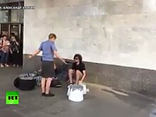 Зрители защитили уличных музыкантов от сотрудницы Московского метрополитена
