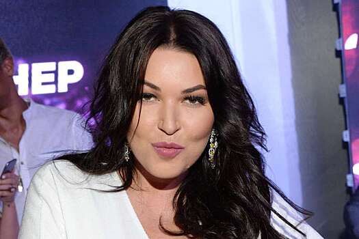 Ирина Дубцова заинтриговала поклонников кадрами со школьной линейки