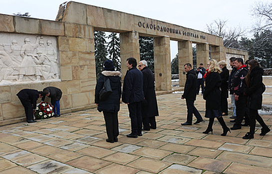 Волонтеры со всей Европы возложили венки к могилам советских солдат в Белграде