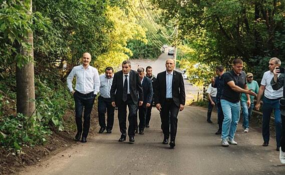 Хинштейн с подчиненными осмотрел новый проезд на улице ВЧК