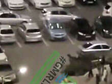 В Краснодаре на видео попала жесткая драка на проезжей части