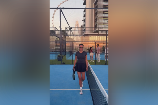 Телеведущая Ксения Бородина в теннисной мини-юбке и топе появилась на корте