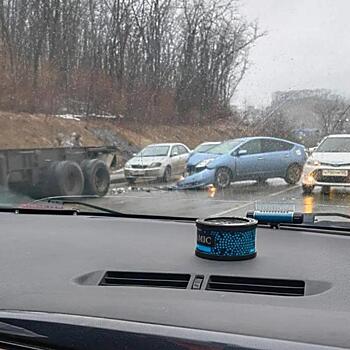 Во Владивостоке водитель «Приуса» устроил ДТП с большегрузом