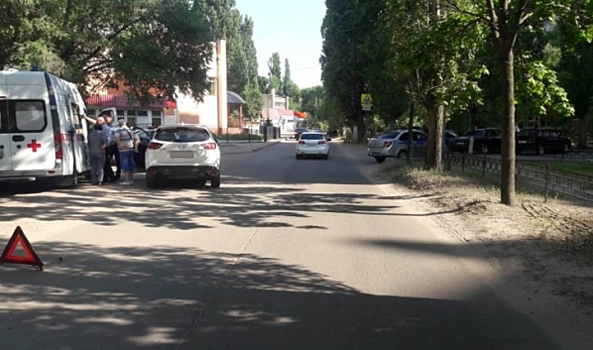 В Воронеже автоледи на Mazda сбила 13-летнего школьника: мальчик в больнице