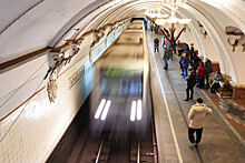 Энергичные танцы пассажирки на перроне станции московского метро попали на видео