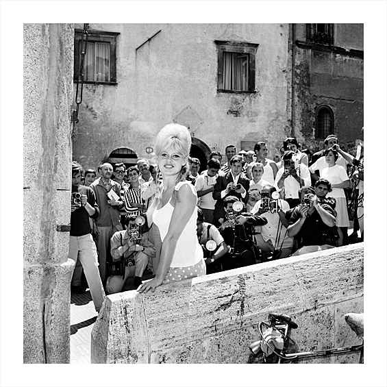 Бриджит Бардо в окружении фотографов. Июнь 1961 года