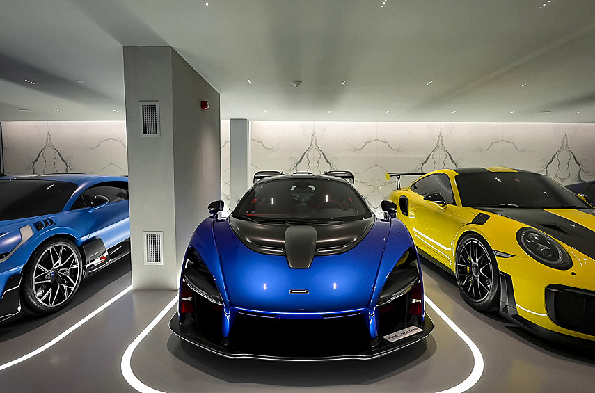В гараже, рассчитанном на 14 машин, сейчас стоят шесть интересных автомобилей: среди них, к примеру, один из 40 Bugatti Divo ценой около 10 миллионов долларов