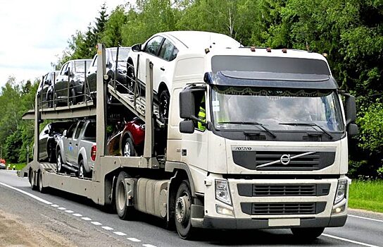 В Челябинске водитель автовоза погиб при разгрузке автомобилей