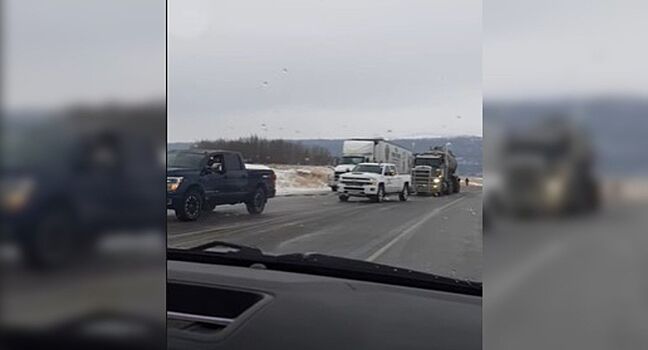 Буксировку грузовика двумя пикапами показали на видео