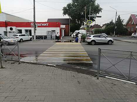 Перебегал дорогу на красный: в Батайске легковушка сбила 16-летнего подростка