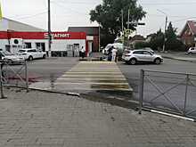 Перебегал дорогу на красный: в Батайске легковушка сбила 16-летнего подростка