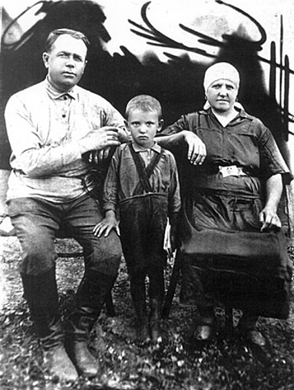 Миша Горбачёв с дедом Пантелеем и бабушкой Василисой (конец 1930-х - начало 1940-х годов)