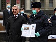 Руководители края вручили участковым уполномоченным награды и ключи от машин