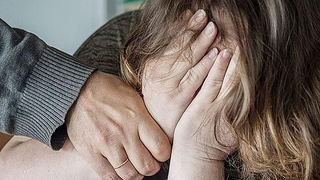 Несостоявшийся ухажер сломал девушке челюсть и украл у нее кольцо в Вологде