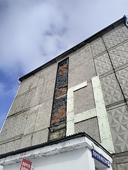 "Норовят упасть": выпирающие из стены пятиэтажки кирпичи напугали кузбассовцев