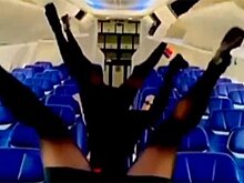 Стюардессы в мини-юбках выполнили трюк вверх ногами и удивили пользователей сети