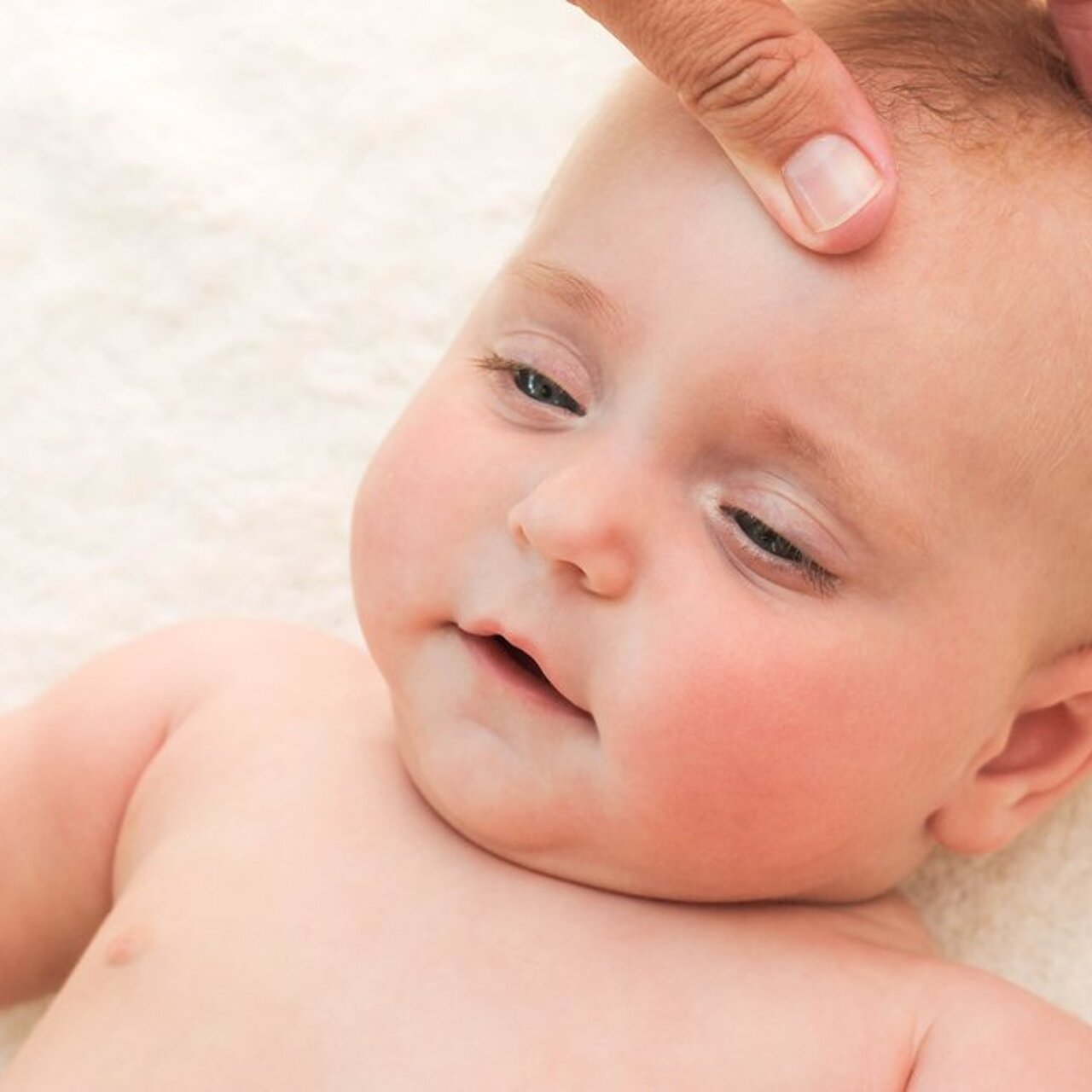 у новорожденного открыт