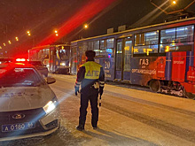 Маршрутка сбила выходящую из трамвая тагильчанку и влетела в остановку с людьми