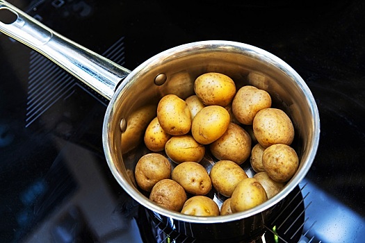 Российский врач рассказала, почему не стоит готовить картофель в кожуре