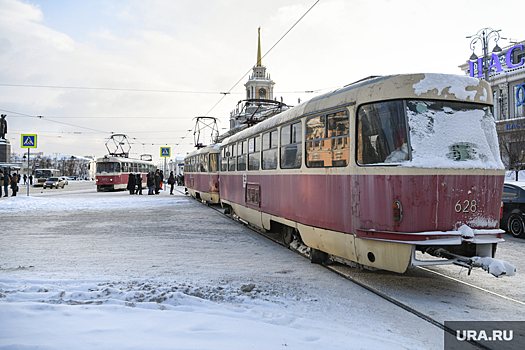 В Екатеринбурге начинающий водитель врезался в трамвай и парализовал движение