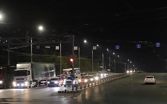 Малков проконтролировал процесс замены уличных фонарей в Московском районе Рязани