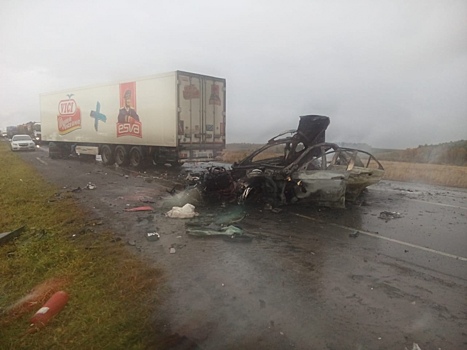 На трассе в Башкирии страшная авария: один из автомобилей загорелся