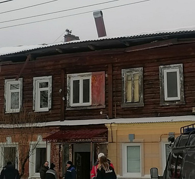 Снег обрушил еще одну кровлю в Калуге