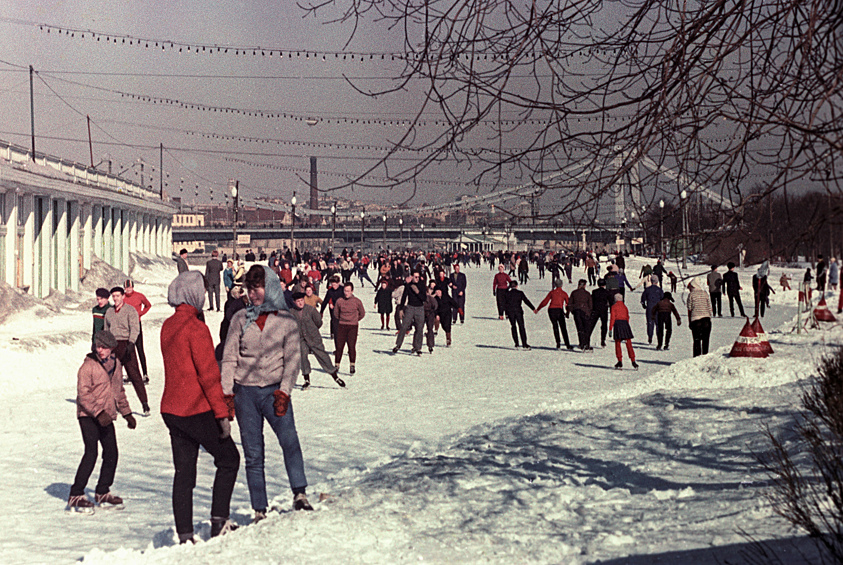 На катке в Центральном парке культуры и отдыха имени Горького в Москве, 1963 год