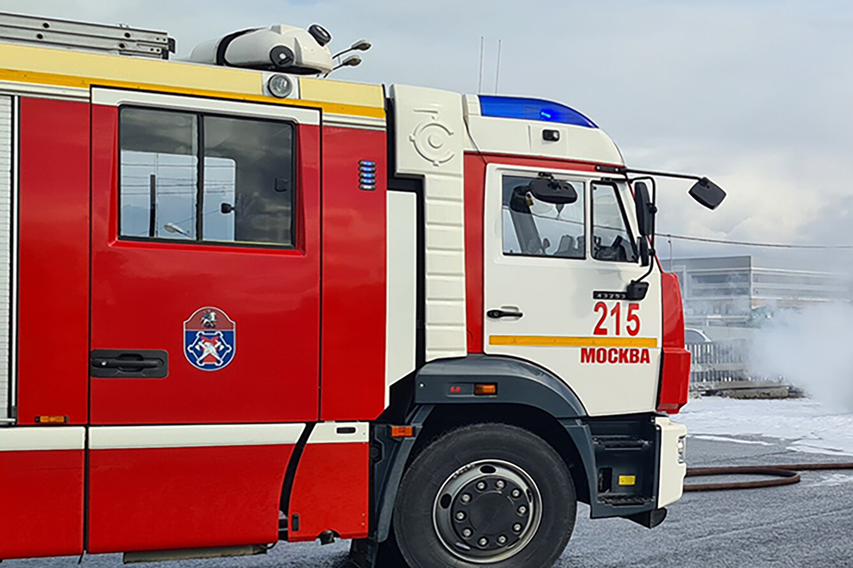 В Москве загорелась крыша здания общевойскового командного училища