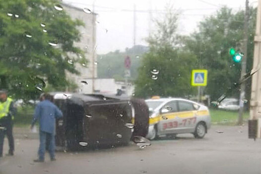 В Приморье в серьёзном ДТП одна из машин завалилась на бок