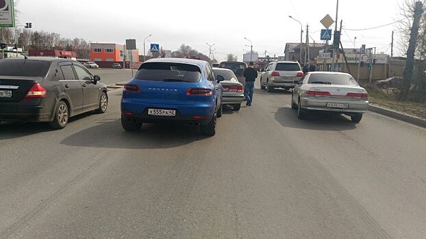 Не успел затормозить: водитель Porsche устроил аварию на Старом шоссе