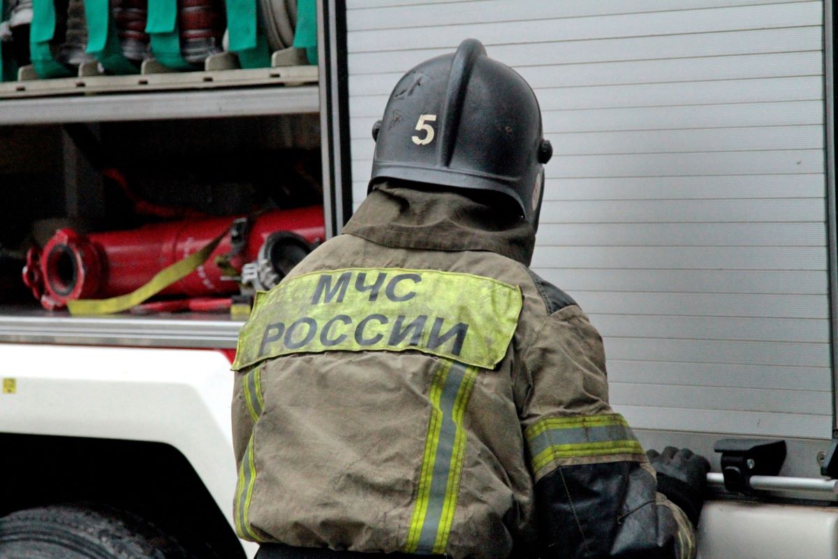 В Новосибирске на 8-м этаже дома загорелся балкон, пожарные спасли 6 человек