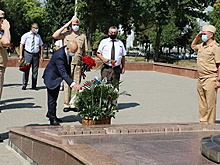В Ташкенте возложили цветы к Вечному огню