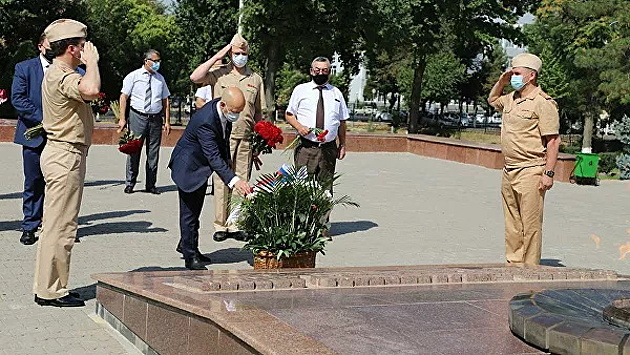 В Ташкенте возложили цветы к Вечному огню