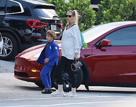 Папарацци застали беременную Анну Курникову на прогулке с сыном: редкое фото