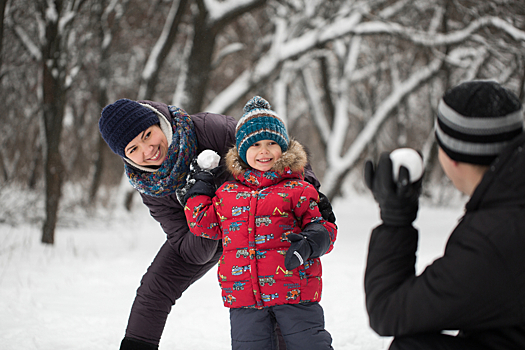 Смотрите видео про то, как взрослые и дети устроили настоящую битву снежками