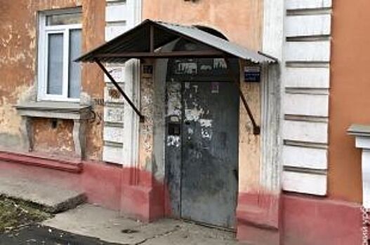 В Челябинске решили вернуть первоначальный вид подъездным дверям